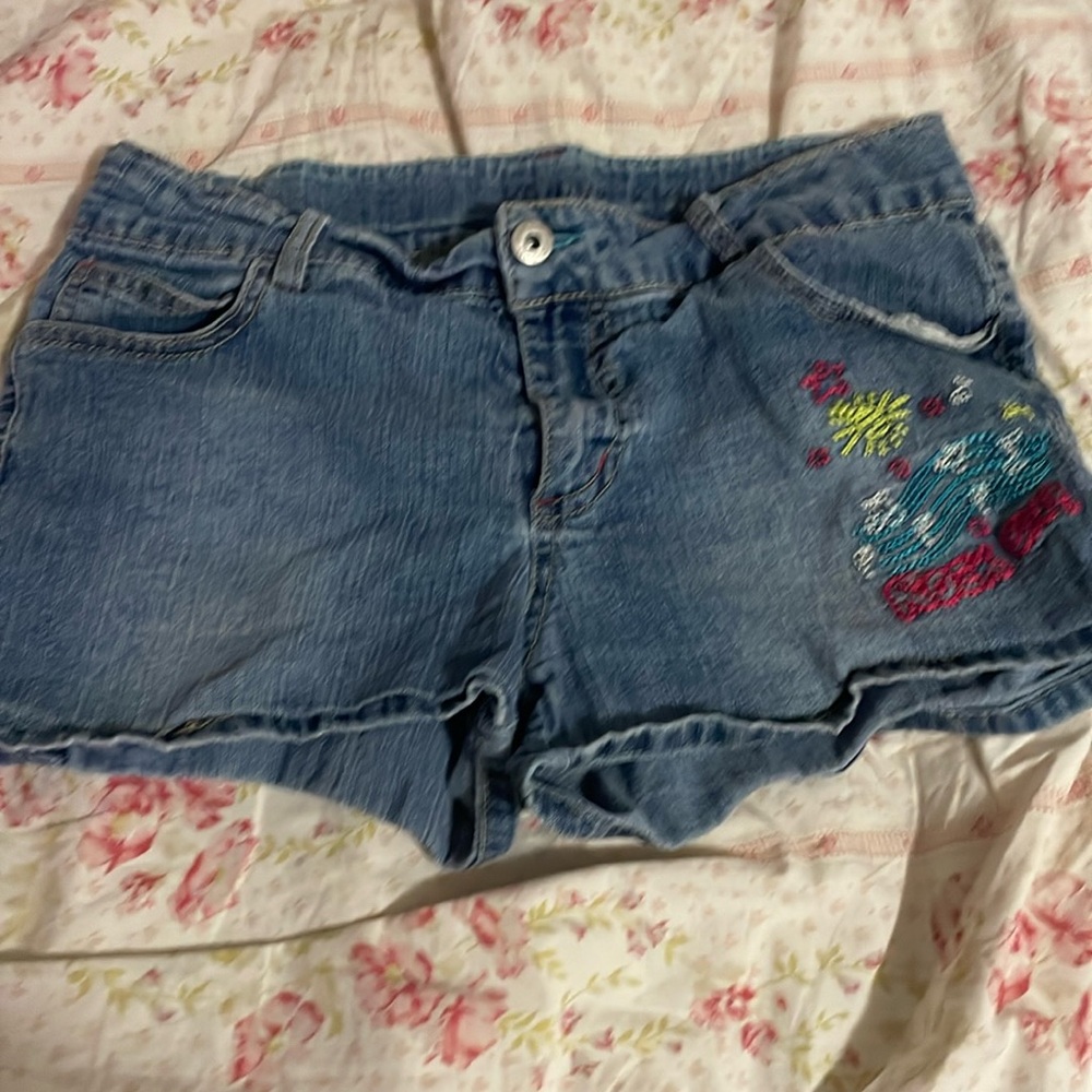 Jean shorts with design on left